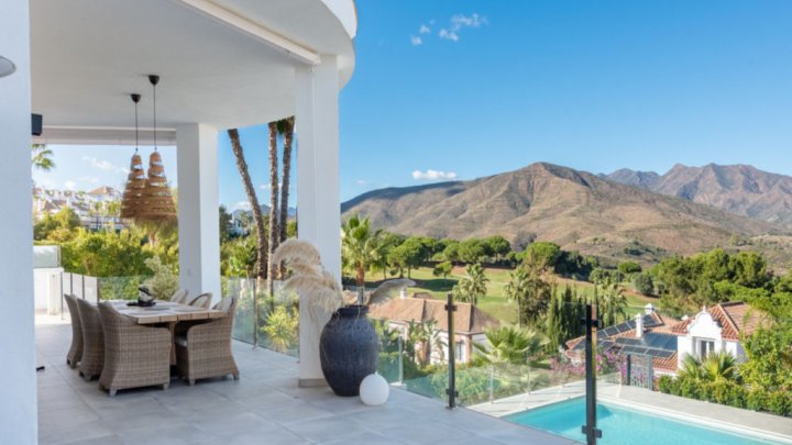 Villa mediterránea con piscina privada cerca de Marbella en la Costa del Sol en venta