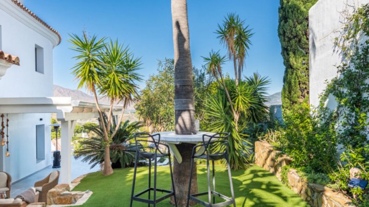 Villa mediterránea con piscina privada cerca de Marbella en la Costa del Sol en venta