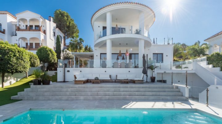 Villa mediterránea con piscina privada cerca de Marbella en la Costa del Sol en venta