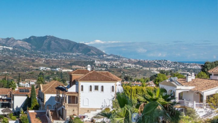 Villa mediterránea con piscina privada cerca de Marbella en la Costa del Sol en venta