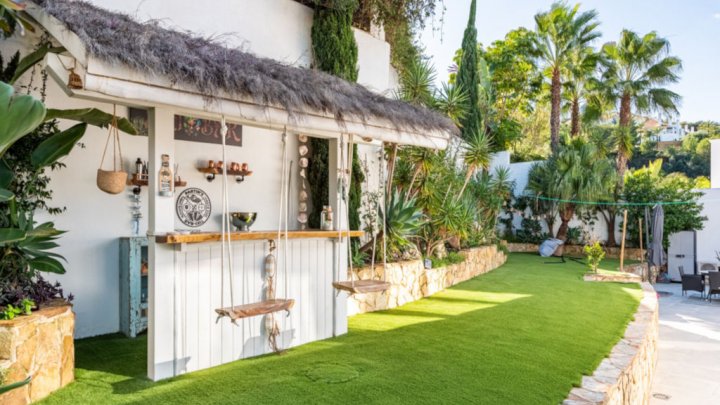 Villa mediterránea con piscina privada cerca de Marbella en la Costa del Sol en venta