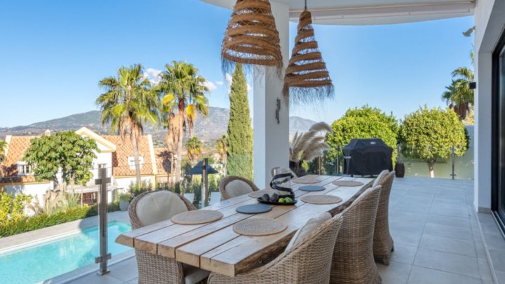 Villa mediterránea con piscina privada cerca de Marbella en la Costa del Sol en venta
