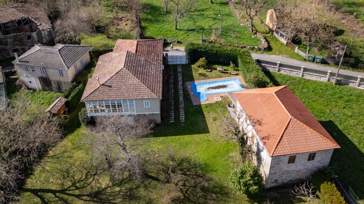 Naturstein-Landhaus in Grünem Galicien – Pool, Garten, Scheune & traditioneller Horreo