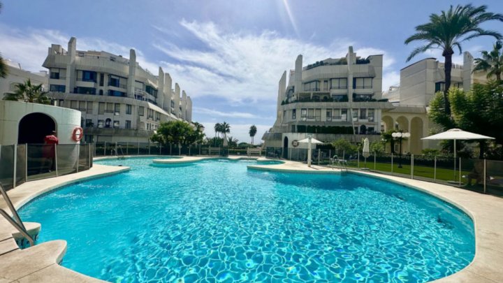 Zu verkaufen Costa del Sol in Marbella - Exklusives Appartement mit Swimmingpool am Strand 