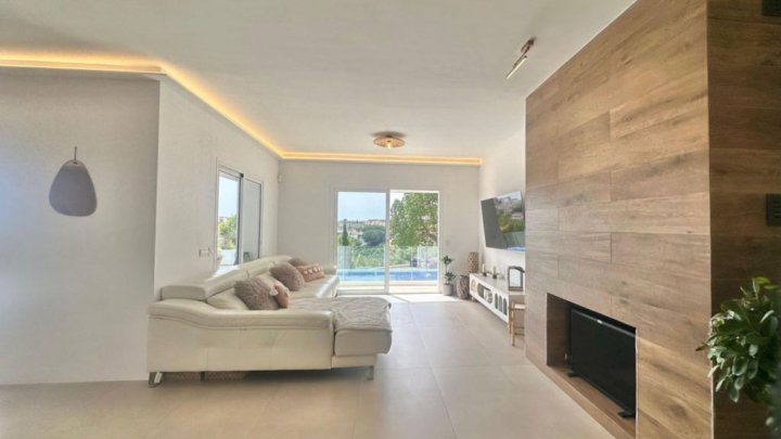 Luxuriöses Ferienhaus an der Costa del Sol bei Marbella mit privatem Pool und Meerblick zu verkaufen