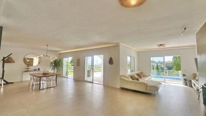 Luxuriöses Ferienhaus an der Costa del Sol bei Marbella mit privatem Pool und Meerblick zu verkaufen