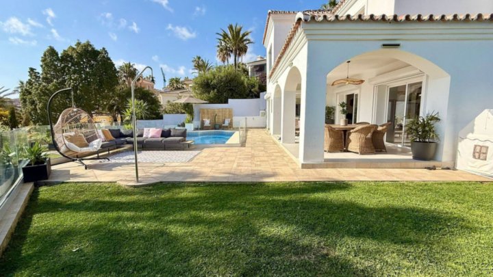 Luxuriöses Ferienhaus an der Costa del Sol bei Marbella mit privatem Pool und Meerblick zu verkaufen