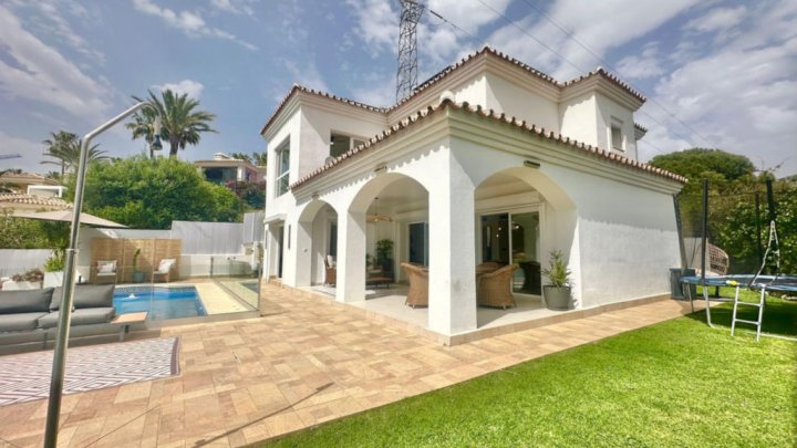 Luxuriöses Ferienhaus an der Costa del Sol bei Marbella mit privatem Pool und Meerblick zu verkaufen
