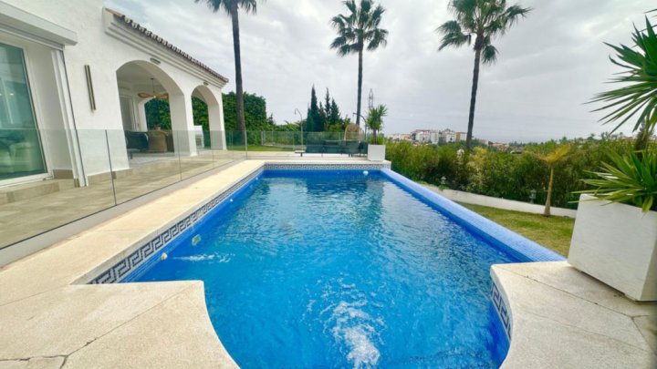 Luxuriöses Ferienhaus an der Costa del Sol bei Marbella mit privatem Pool und Meerblick zu verkaufen