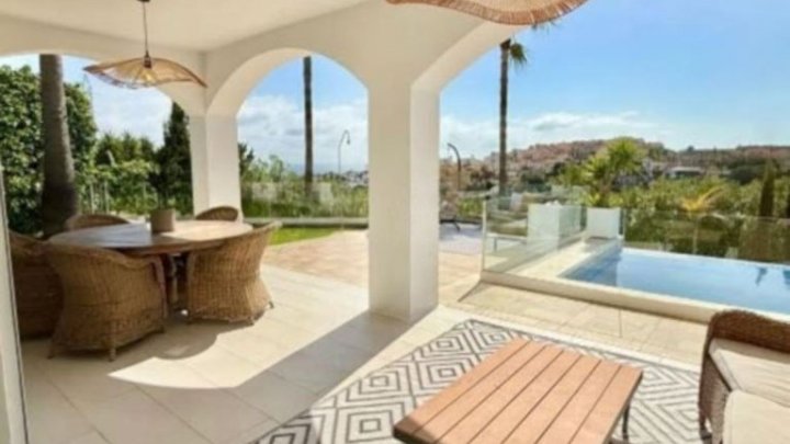 Luxuriöses Ferienhaus an der Costa del Sol bei Marbella mit privatem Pool und Meerblick zu verkaufen