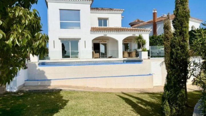 Luxuriöses Ferienhaus an der Costa del Sol bei Marbella mit privatem Pool und Meerblick zu verkaufen