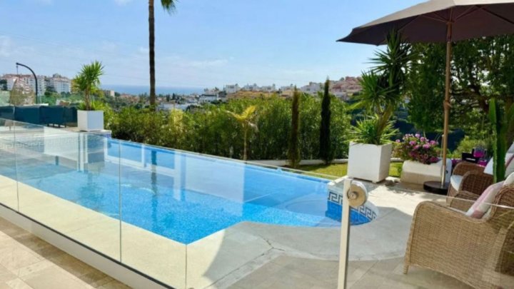 Luxuriöses Ferienhaus an der Costa del Sol bei Marbella mit privatem Pool und Meerblick zu verkaufen