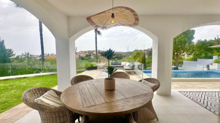 Luxuriöses Ferienhaus an der Costa del Sol bei Marbella mit privatem Pool und Meerblick zu verkaufen