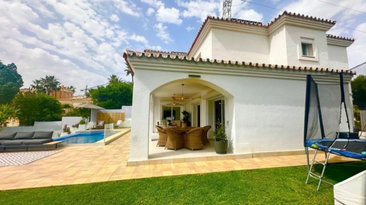 Luxuriöses Ferienhaus an der Costa del Sol bei Marbella mit privatem Pool und Meerblick zu verkaufen