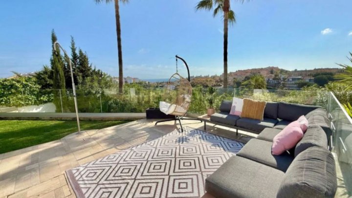 Luxuriöses Ferienhaus an der Costa del Sol bei Marbella mit privatem Pool und Meerblick zu verkaufen
