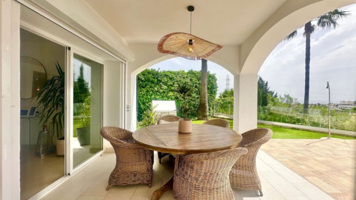 Luxuriöses Ferienhaus an der Costa del Sol bei Marbella mit privatem Pool und Meerblick zu verkaufen