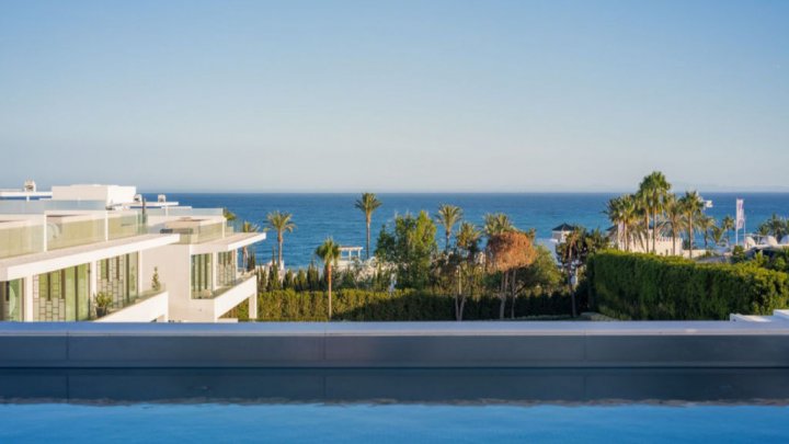 Villa de luxe neuve à Marbella, Costa del Sol, avec vue sur la mer et prestations haut de gamme