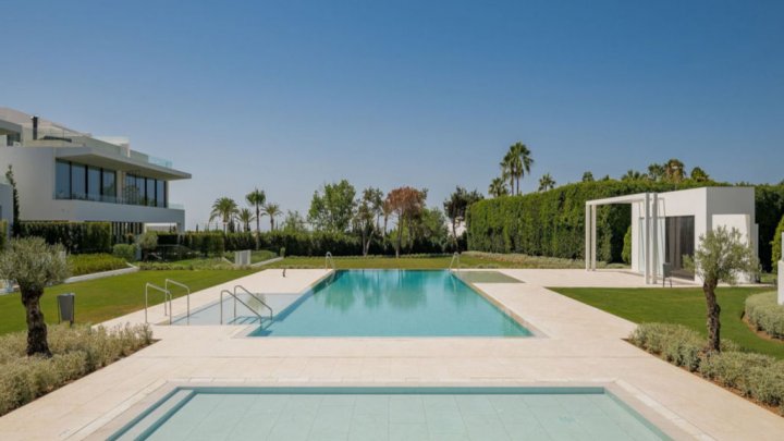 Villa de luxe neuve à Marbella, Costa del Sol, avec vue sur la mer et prestations haut de gamme