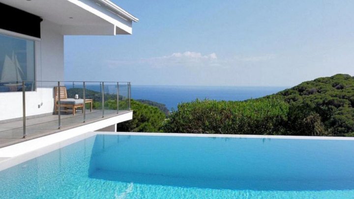 Maison à vendre à Lloret de Mar – Villa avec piscine à Roca Grossa-Serra Brava, Costa Brava