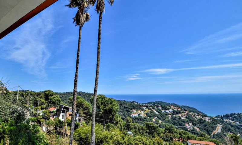 Ferienhaus in Lloret de Mar kaufen – Villa mit Pool, Meerblick und 2 Apartments
