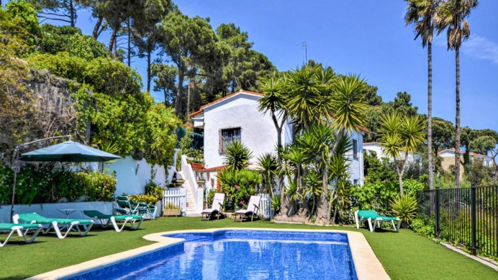 Ferienhaus in Lloret de Mar kaufen – Villa mit Pool, Meerblick und 2 Apartments
