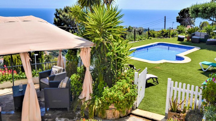 Ferienhaus in Lloret de Mar kaufen – Villa mit Pool, Meerblick und 2 Apartments