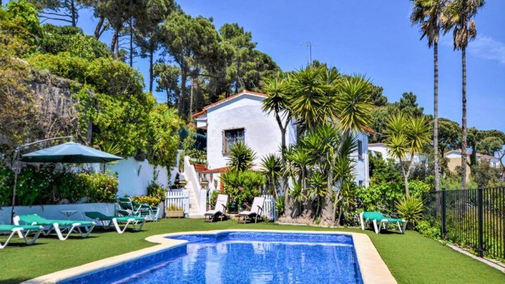 Ferienhaus in Lloret de Mar kaufen – Villa mit Pool, Meerblick und 2 Apartments