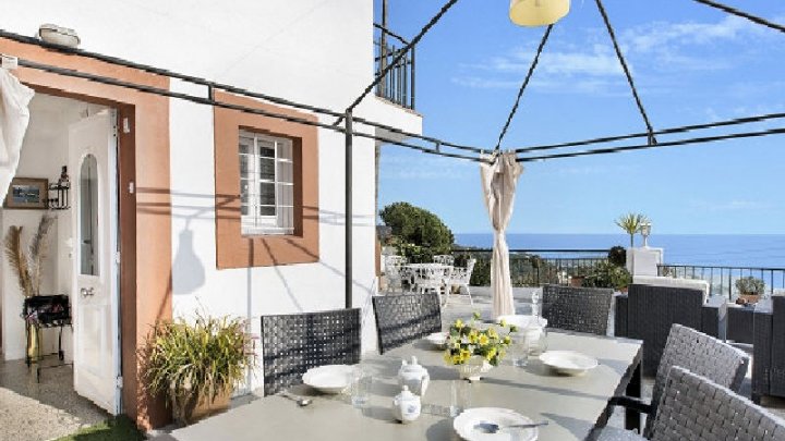 Ferienhaus in Lloret de Mar kaufen – Villa mit Pool, Meerblick und 2 Apartments