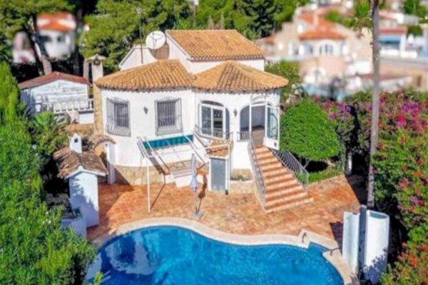 Villa mit Pool in Calpe – Mediterranes Wohnen am Mittelmeer