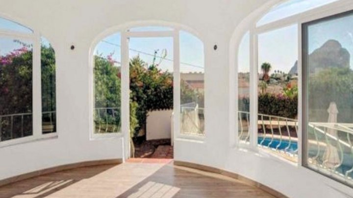 Villa in Calpe kaufen – Mediterranes Haus mit Pool in der begehrten Urbanisation Ortenbach zum attraktiven Preis