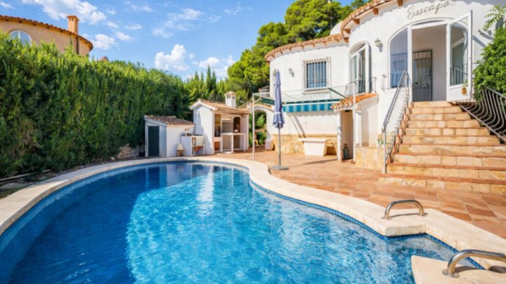 Villa in Calpe kaufen – Mediterranes Haus mit Pool in der begehrten Urbanisation Ortenbach zum attraktiven Preis