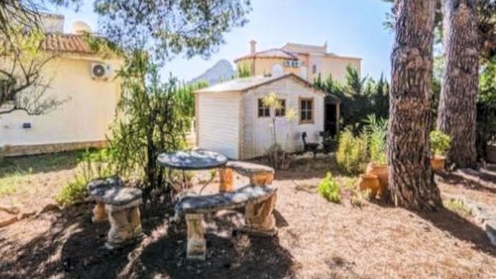 Villa in Calpe kaufen – Mediterranes Haus mit Pool in der begehrten Urbanisation Ortenbach zum attraktiven Preis