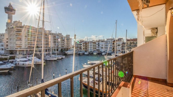 Apartamento con vistas panorámicas en una ubicación privilegiada de Empuriabrava, junto al Mediterráneo